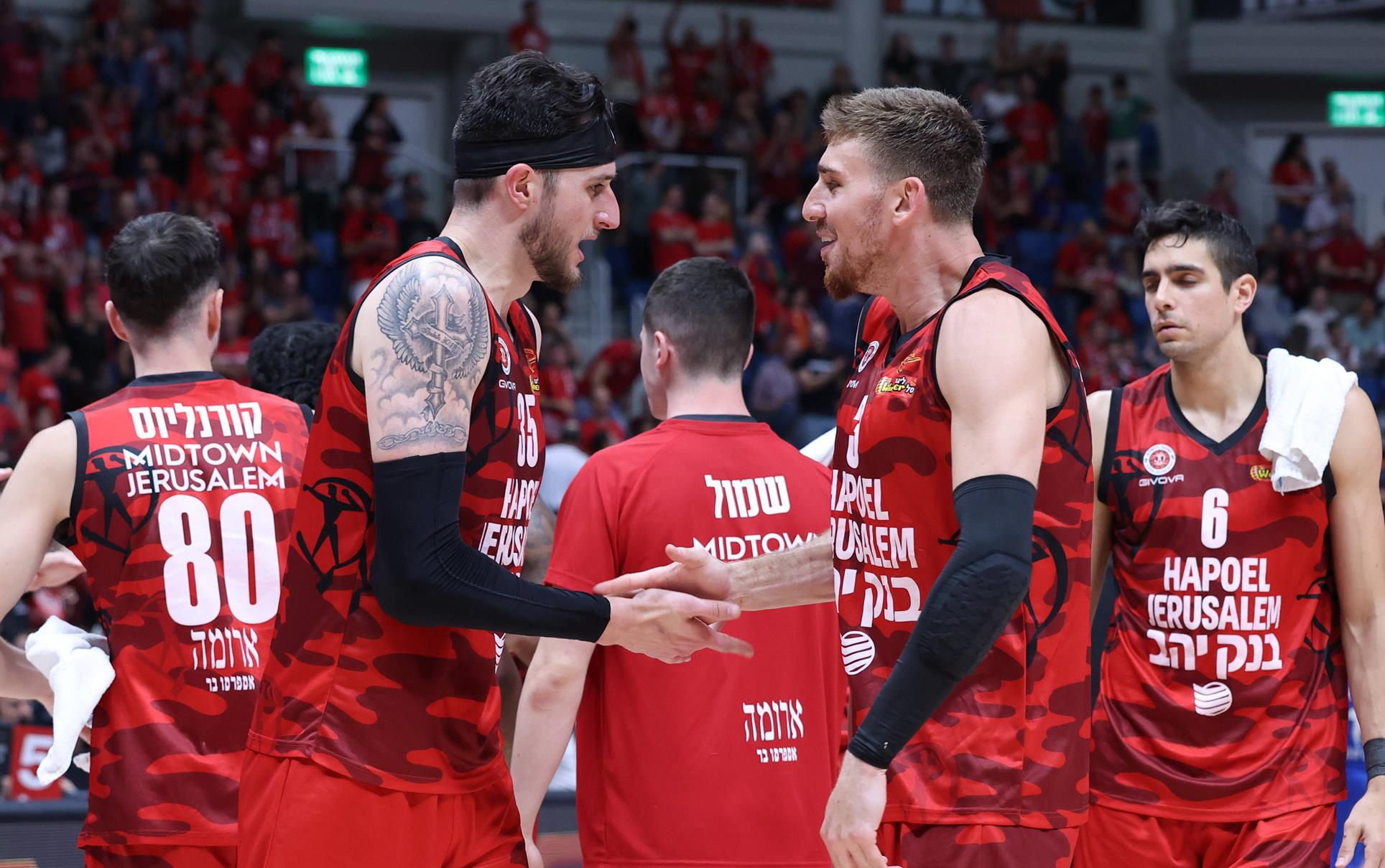 צפו: דאבל-דאבל מפלצתי לזאק הנקינס