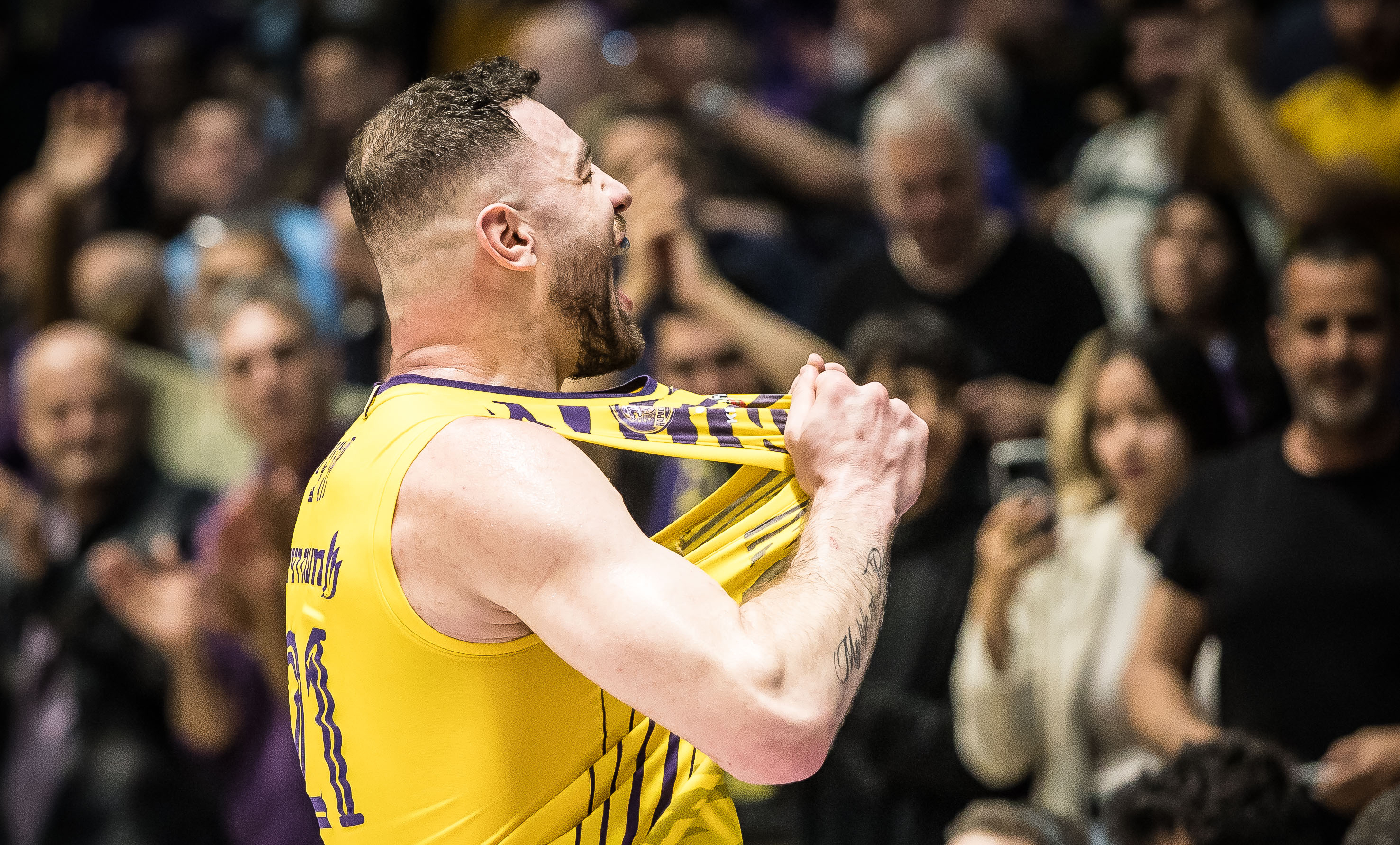 שלשת ניצחון דרמטית השלימה מהפך סגול