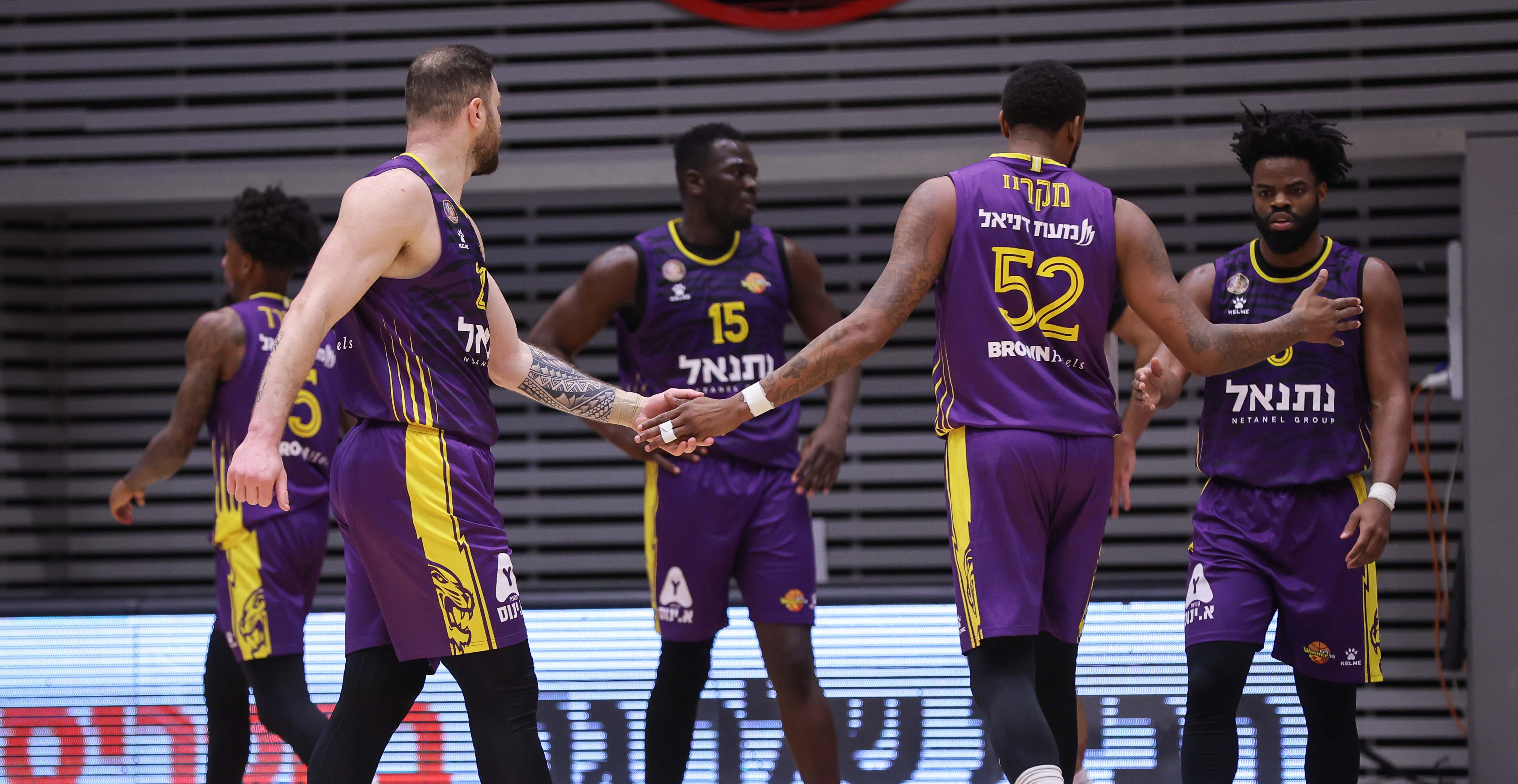 הסגולים גמלו לחבורה מהקריות באולם רמז