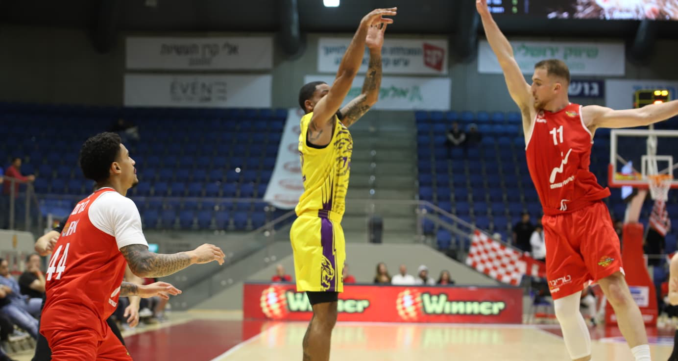 ניצחון בכורה לקרוניץ' על הקווים בסגול