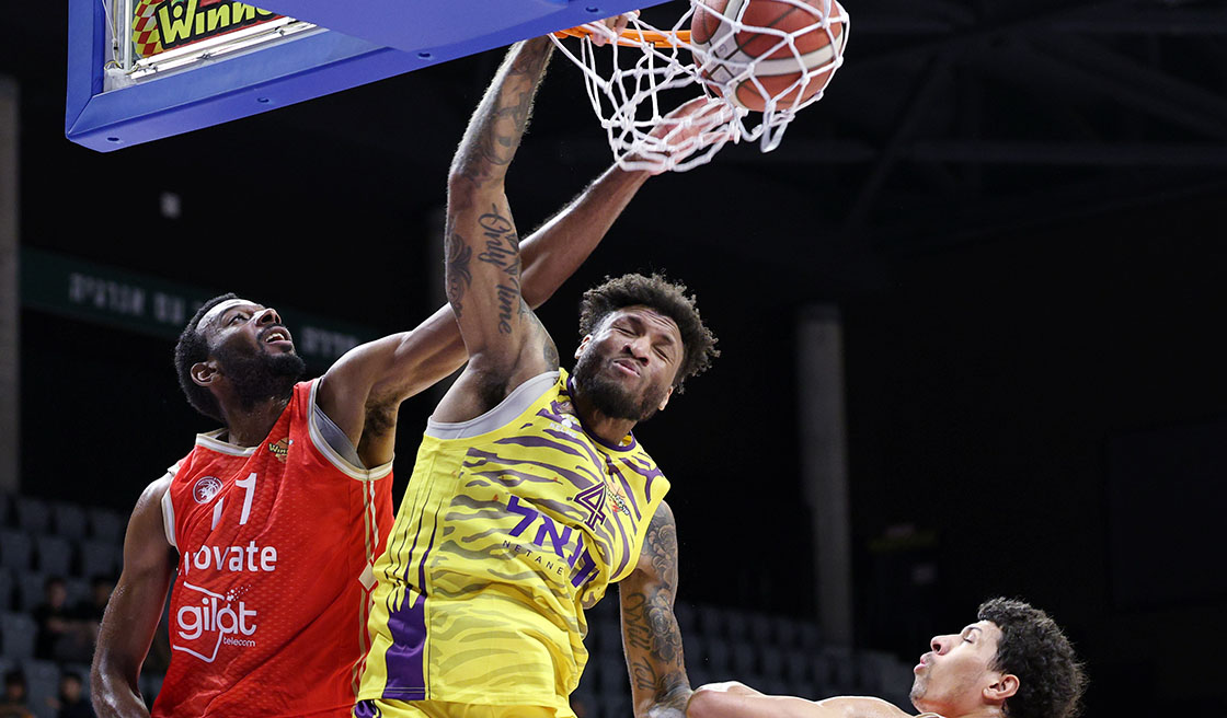 הערב: בכורה ליואב שמיר על הקווים בסגול