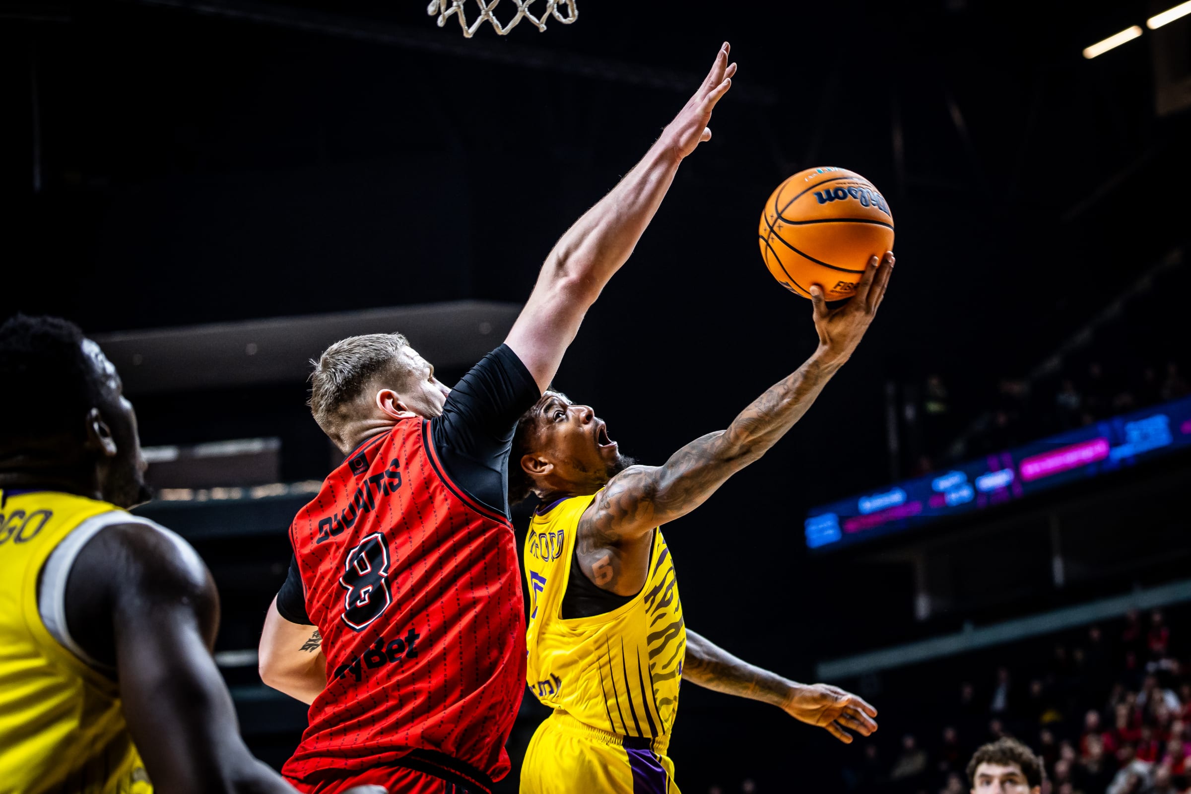 צ'מפיונס: הסגולים פתחו רע את הטופ 16