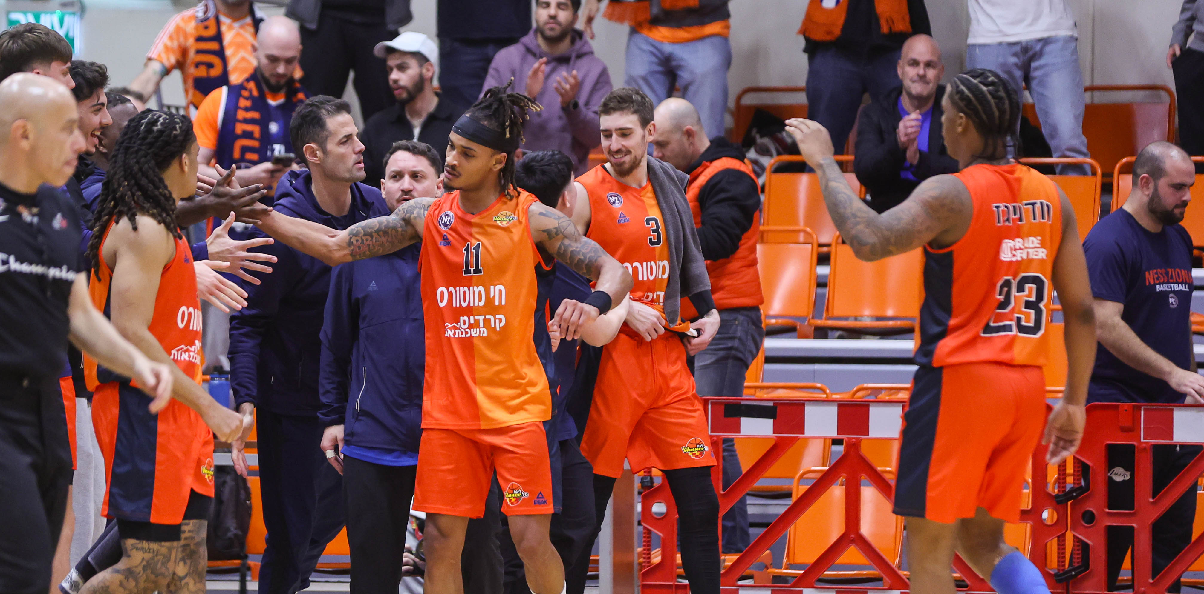 בכורה מוצלחת לטפירו ולקולינס בכתום