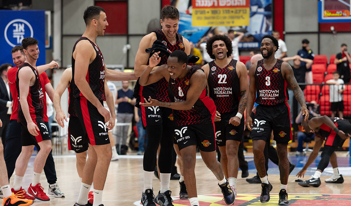 על הבאזר: סל ניצחון לווינסטון במטרווסט