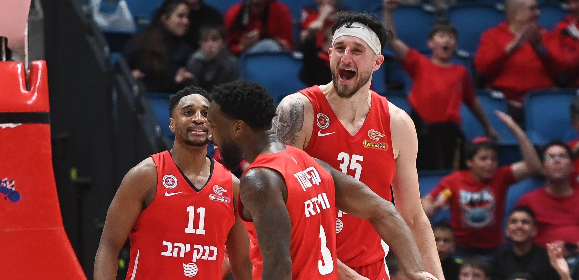 מחזיקת הגביע חזרה לנצח בפיס ארנה